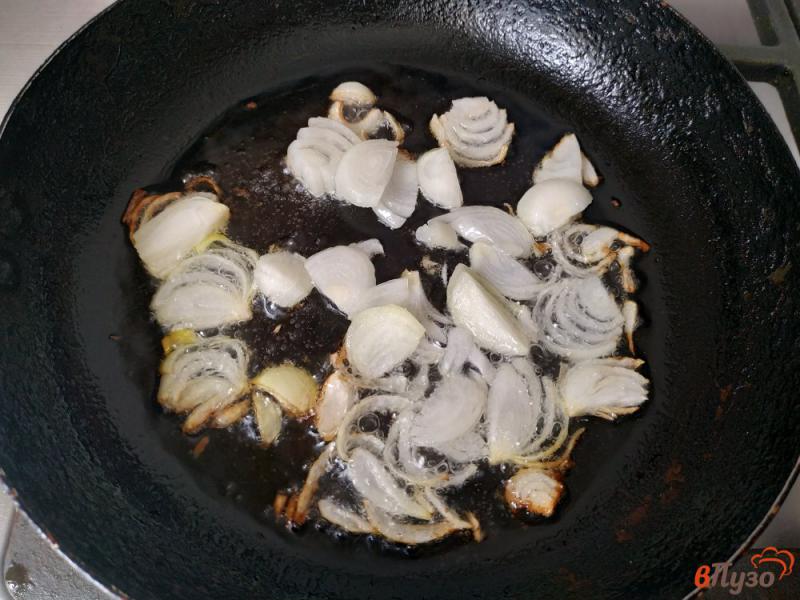 Фото приготовление рецепта: Гороховая каша с жареными грибами шаг №5