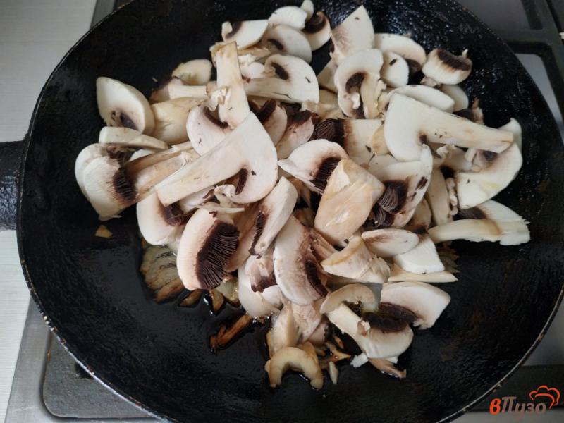 Фото приготовление рецепта: Гороховая каша с жареными грибами шаг №6