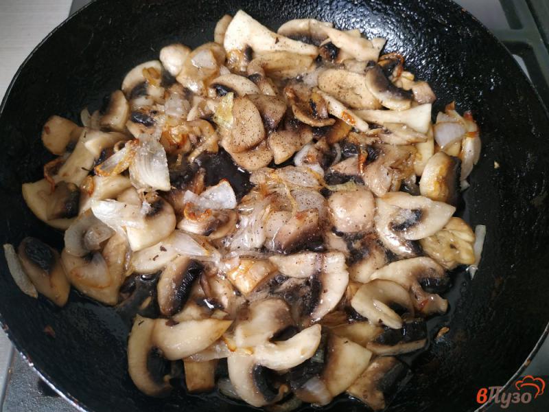 Фото приготовление рецепта: Гороховая каша с жареными грибами шаг №7