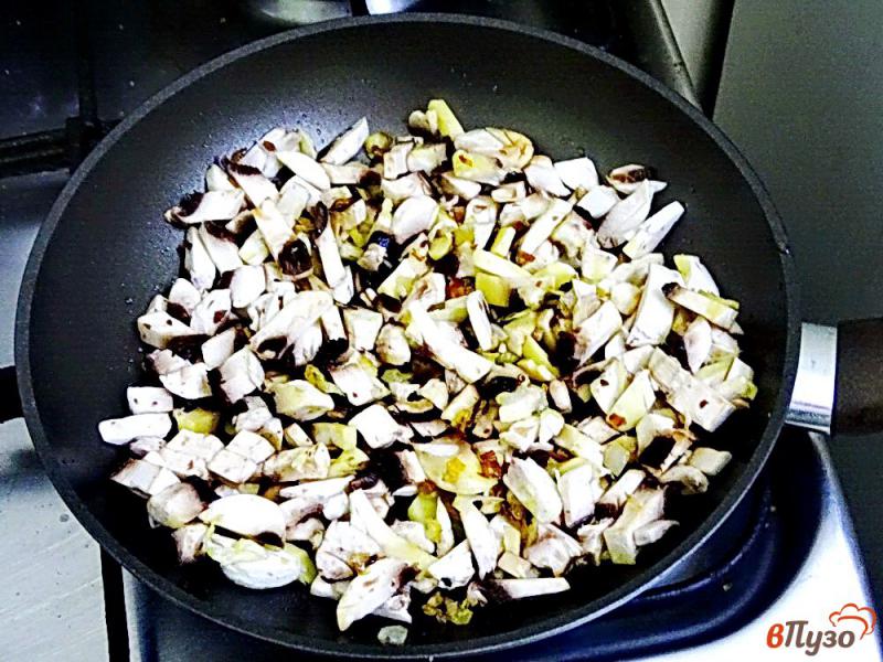 Фото приготовление рецепта: Крученики с грибами в сметанном соусе шаг №5