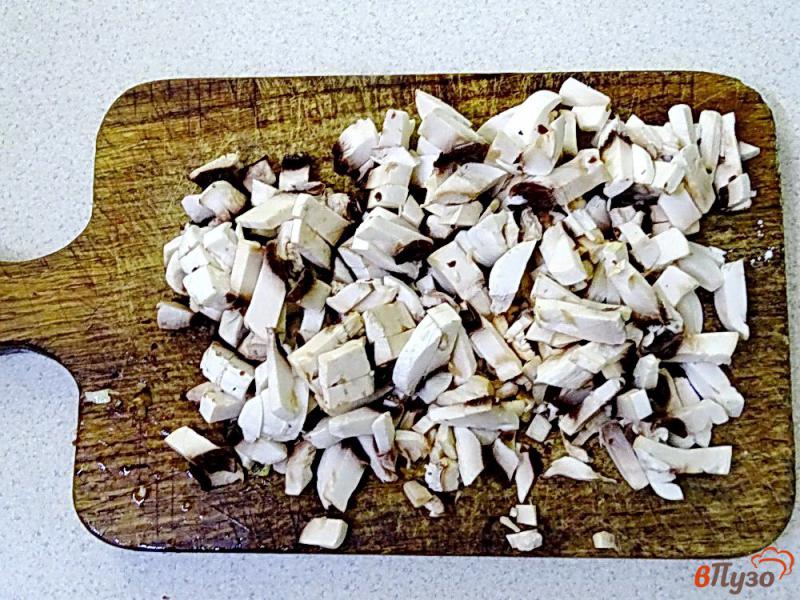Фото приготовление рецепта: Крученики с грибами в сметанном соусе шаг №4