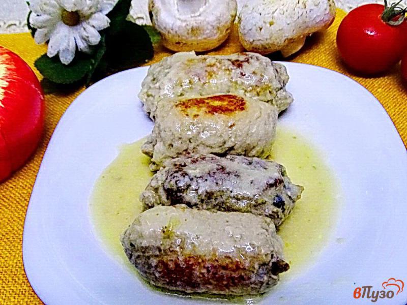 Фото приготовление рецепта: Крученики с грибами в сметанном соусе шаг №10