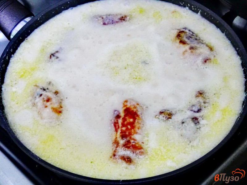 Фото приготовление рецепта: Крученики с грибами в сметанном соусе шаг №9