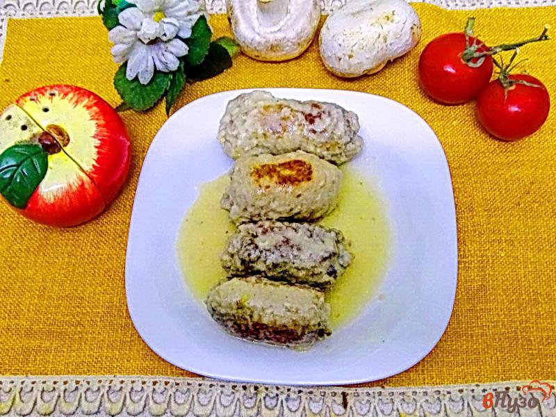 Фото приготовление рецепта: Крученики с грибами в сметанном соусе шаг №11