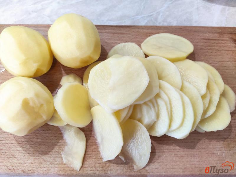 Фото приготовление рецепта: Запеканка из картофеля и пангасиуса с помидорами шаг №1