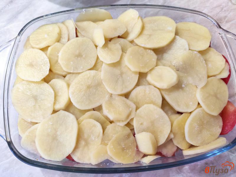 Фото приготовление рецепта: Запеканка из картофеля и пангасиуса с помидорами шаг №7