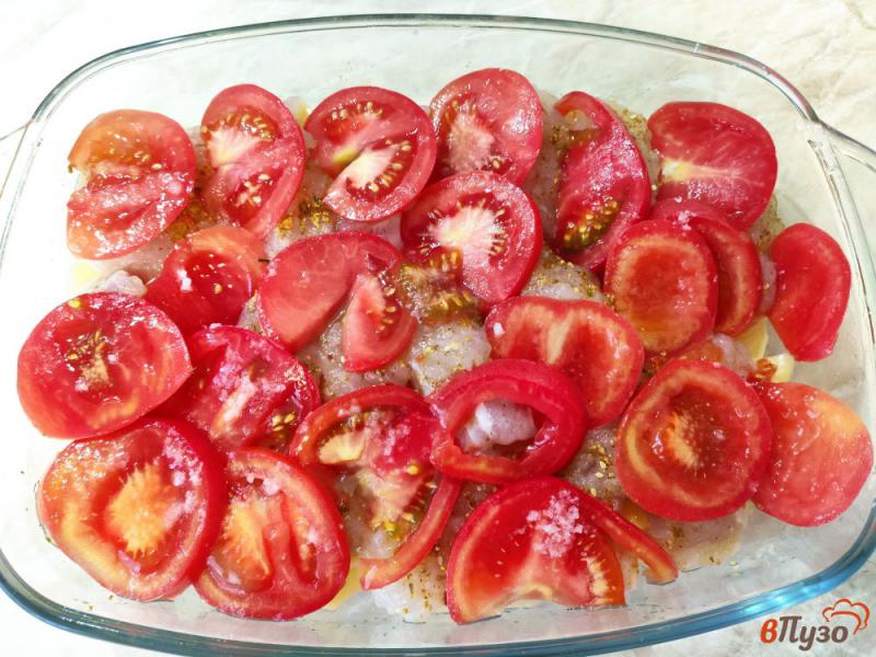 Фото приготовление рецепта: Запеканка из картофеля и пангасиуса с помидорами шаг №6