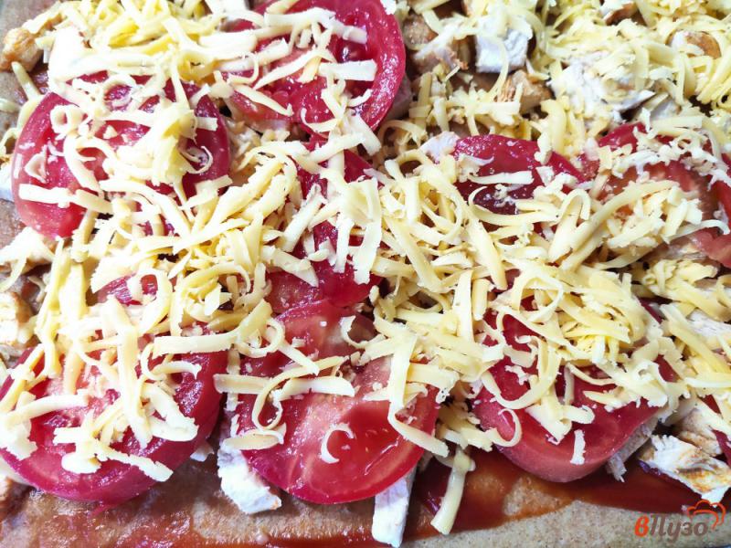 Фото приготовление рецепта: Пицца на кефире с курицей и помидорами шаг №17