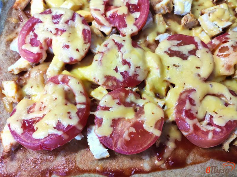 Фото приготовление рецепта: Пицца на кефире с курицей и помидорами шаг №18