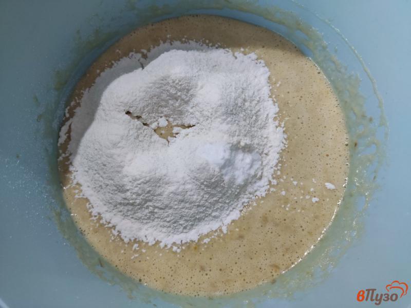 Фото приготовление рецепта: Банановые кексы с кокосовой стружкой шаг №3