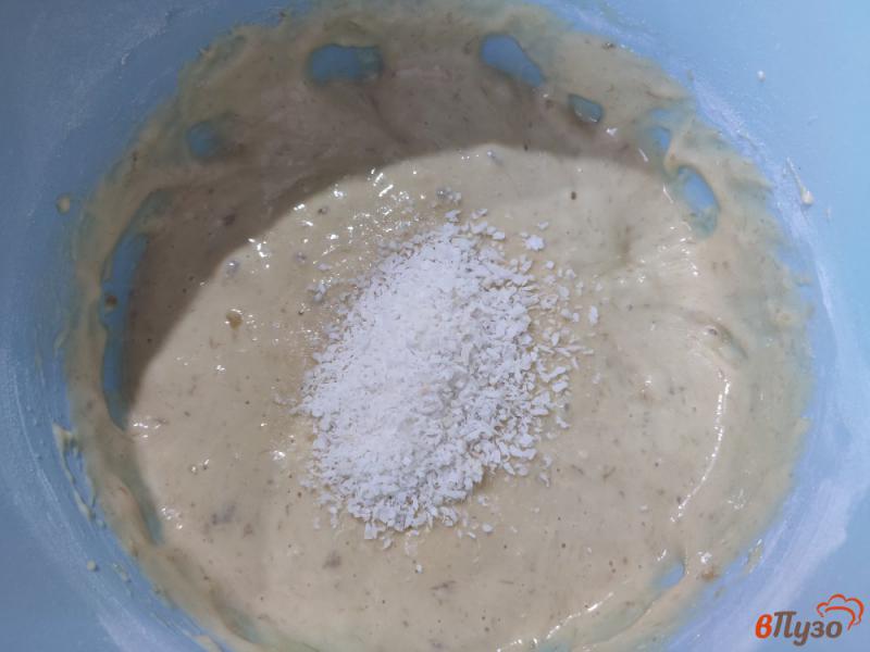 Фото приготовление рецепта: Банановые кексы с кокосовой стружкой шаг №4
