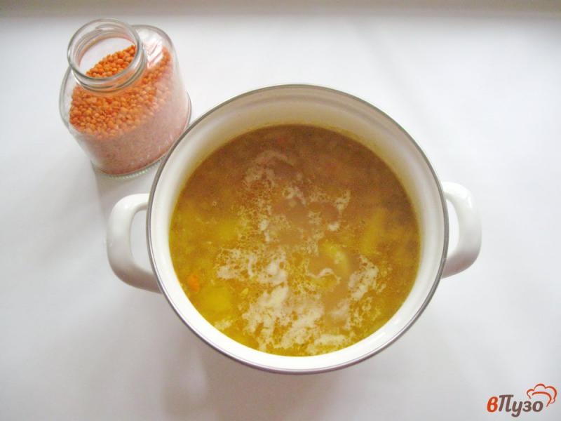 Фото приготовление рецепта: Суп из чечевицы с сардельками шаг №4