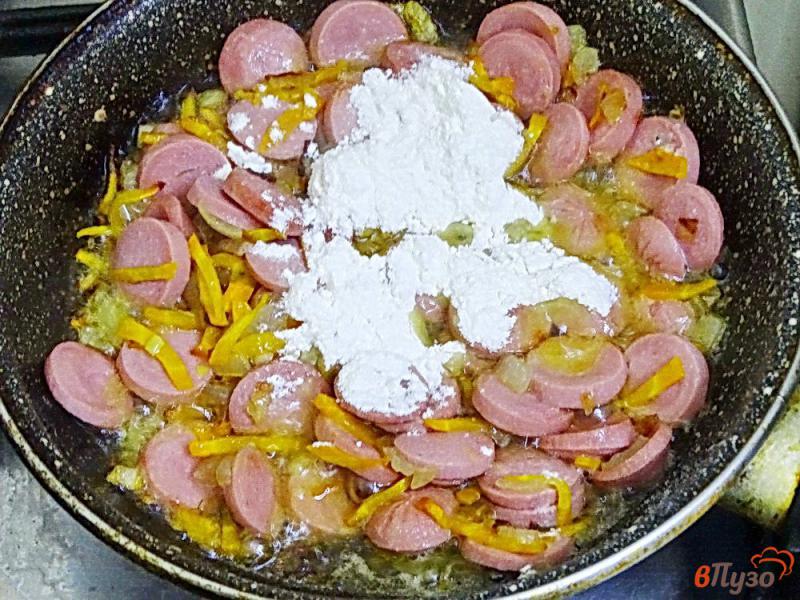 Фото приготовление рецепта: Подлива из сосисок к макаронам шаг №6