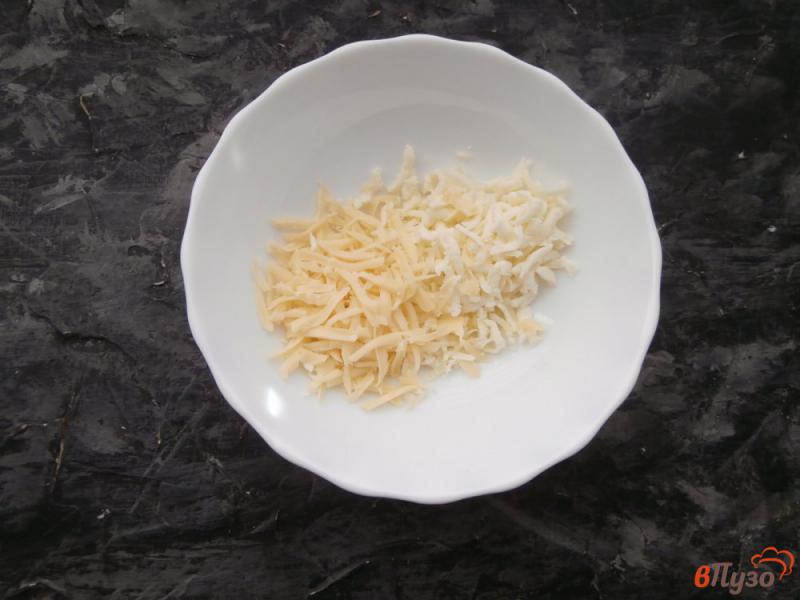 Фото приготовление рецепта: Закуска из свежих помидоров с сыром и яйцом шаг №1