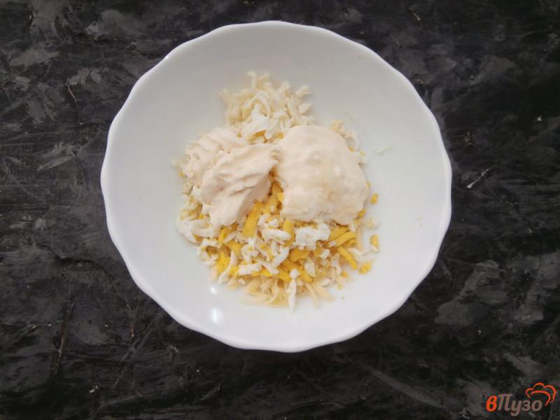 Фото приготовление рецепта: Закуска из свежих помидоров с сыром и яйцом шаг №2
