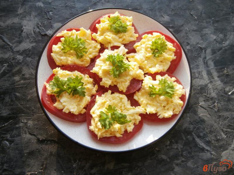 Фото приготовление рецепта: Закуска из свежих помидоров с сыром и яйцом шаг №4