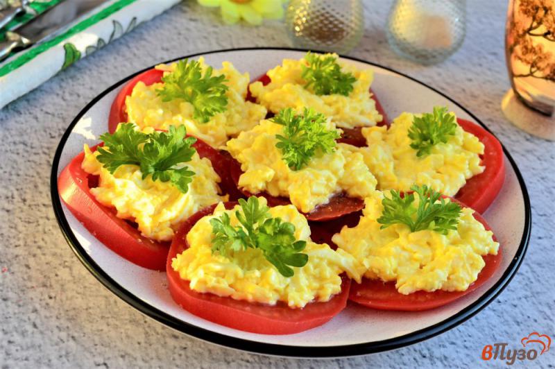 Фото приготовление рецепта: Закуска из свежих помидоров с сыром и яйцом шаг №5