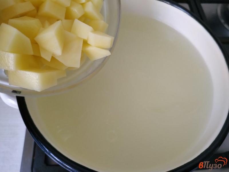 Фото приготовление рецепта: Сырный суп с зелёным горошком шаг №1