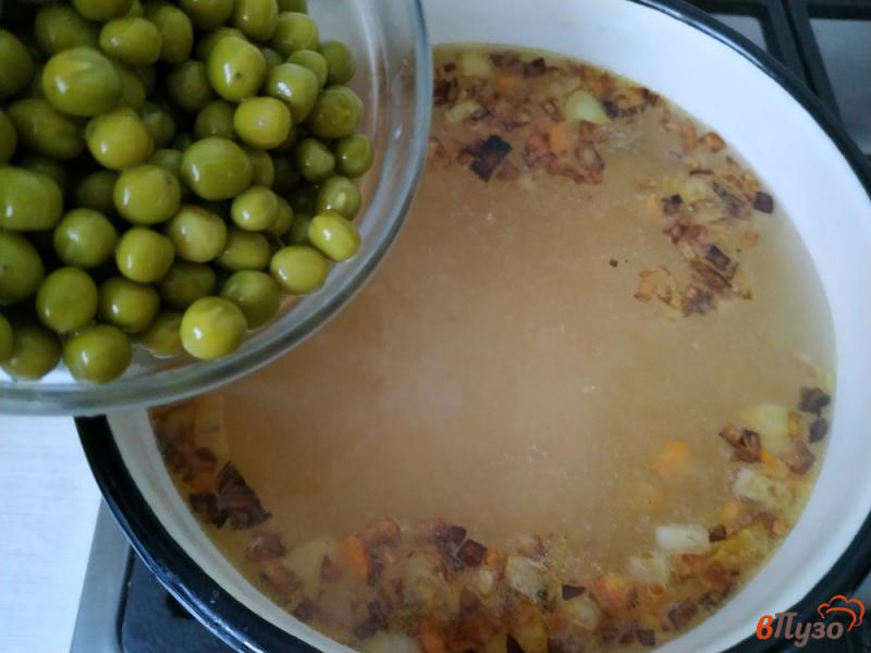 Фото приготовление рецепта: Сырный суп с зелёным горошком шаг №5