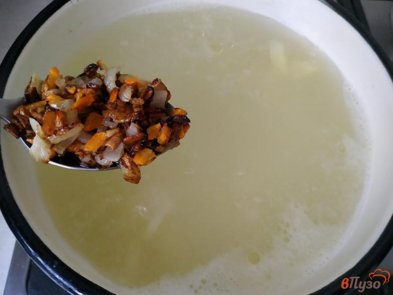 Фото приготовление рецепта: Сырный суп с зелёным горошком шаг №4