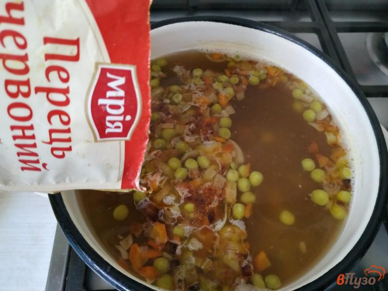 Фото приготовление рецепта: Сырный суп с зелёным горошком шаг №6
