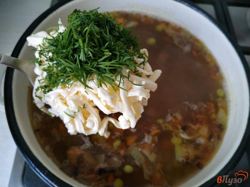 Фото приготовление рецепта: Сырный суп с зелёным горошком шаг №7