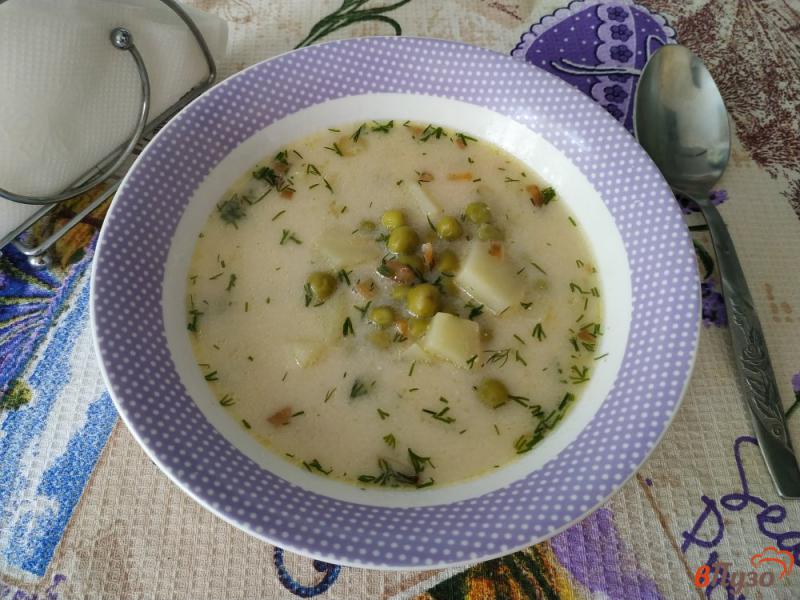 Фото приготовление рецепта: Сырный суп с зелёным горошком шаг №9