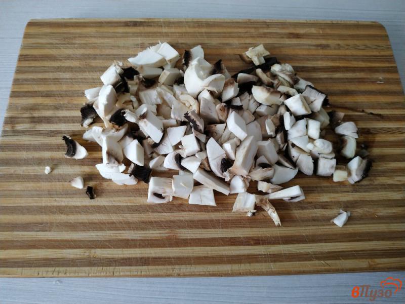 Фото приготовление рецепта: Дрожжевые оладьи с грибами и зелёным луком шаг №2
