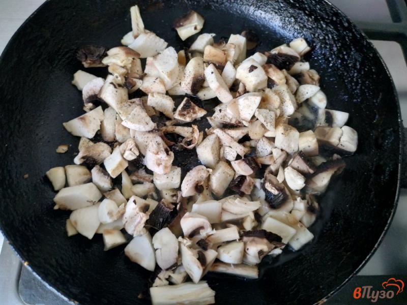 Фото приготовление рецепта: Дрожжевые оладьи с грибами и зелёным луком шаг №3