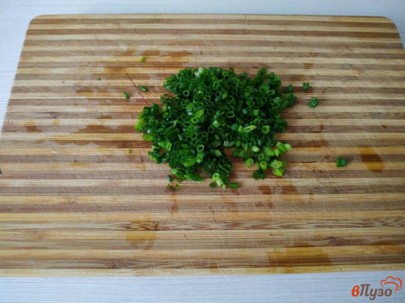 Фото приготовление рецепта: Дрожжевые оладьи с грибами и зелёным луком шаг №4