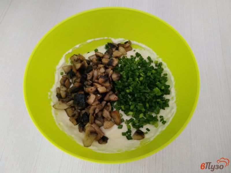 Фото приготовление рецепта: Дрожжевые оладьи с грибами и зелёным луком шаг №6