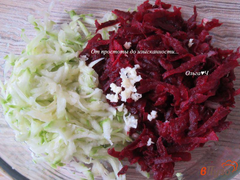 Фото приготовление рецепта: Свекольный салат с кабачками и семечками шаг №1