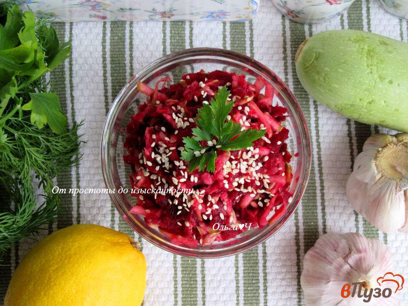 Фото приготовление рецепта: Свекольный салат с кабачками и семечками шаг №3