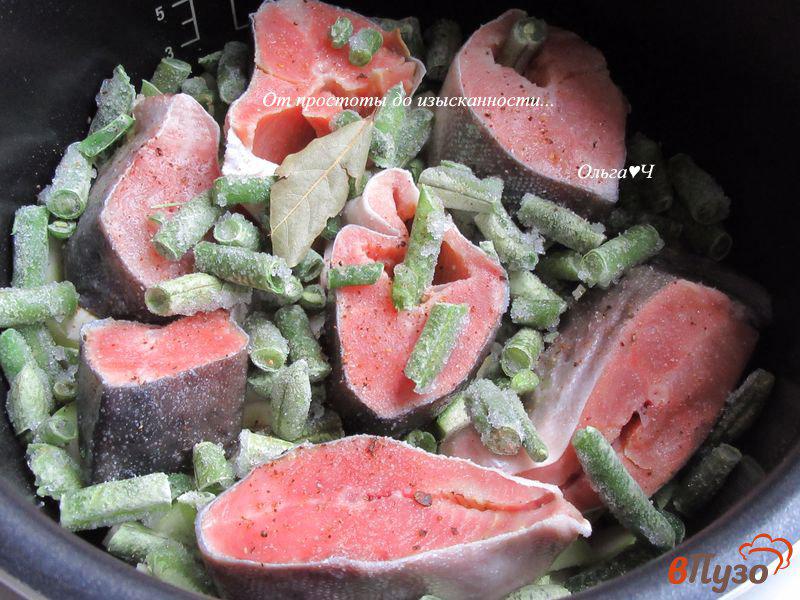 Фото приготовление рецепта: Горбуша с зелеными овощами шаг №3