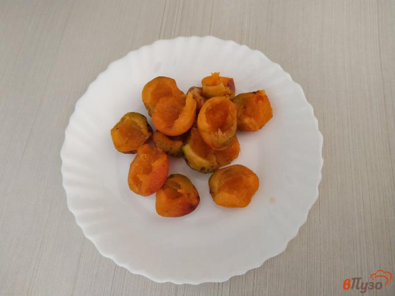 Фото приготовление рецепта: Летний компот из яблок малины красной смородины и абрикос шаг №2