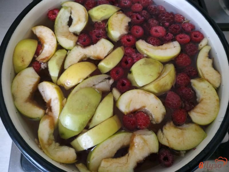 Фото приготовление рецепта: Летний компот из яблок малины красной смородины и абрикос шаг №5