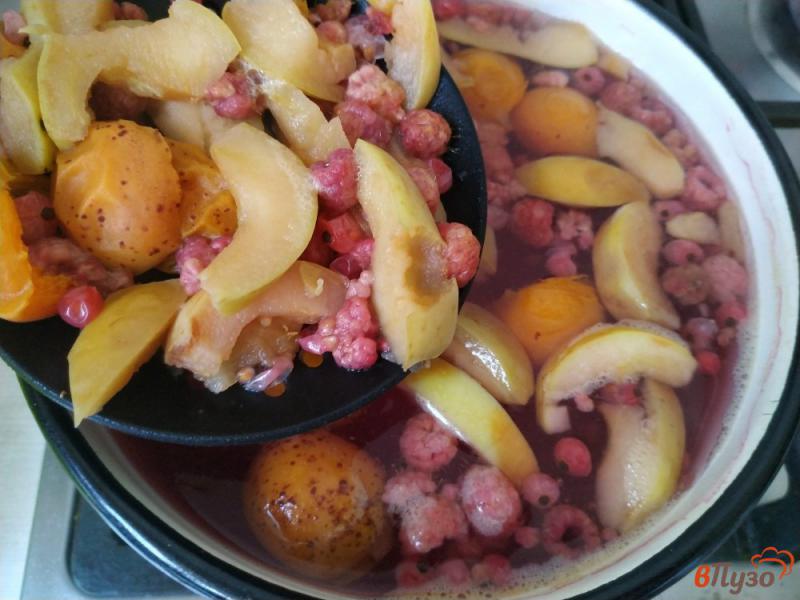Фото приготовление рецепта: Летний компот из яблок малины красной смородины и абрикос шаг №6