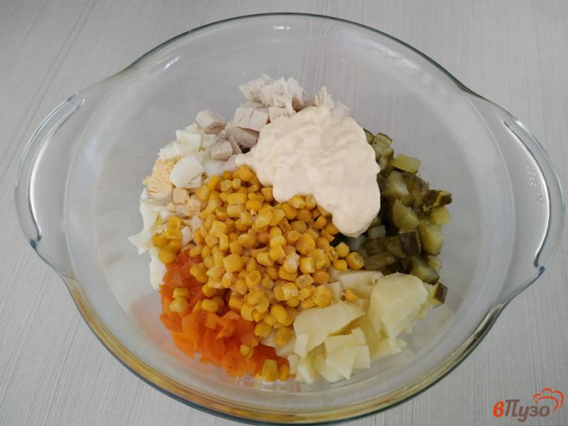 Фото приготовление рецепта: Салат оливье с кукурузой шаг №7