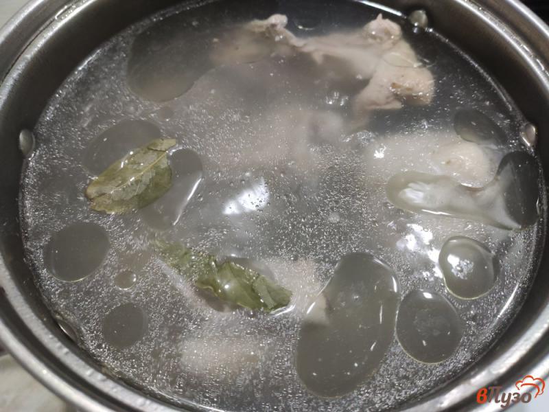 Фото приготовление рецепта: Суп с курицей и вермишелью шаг №2