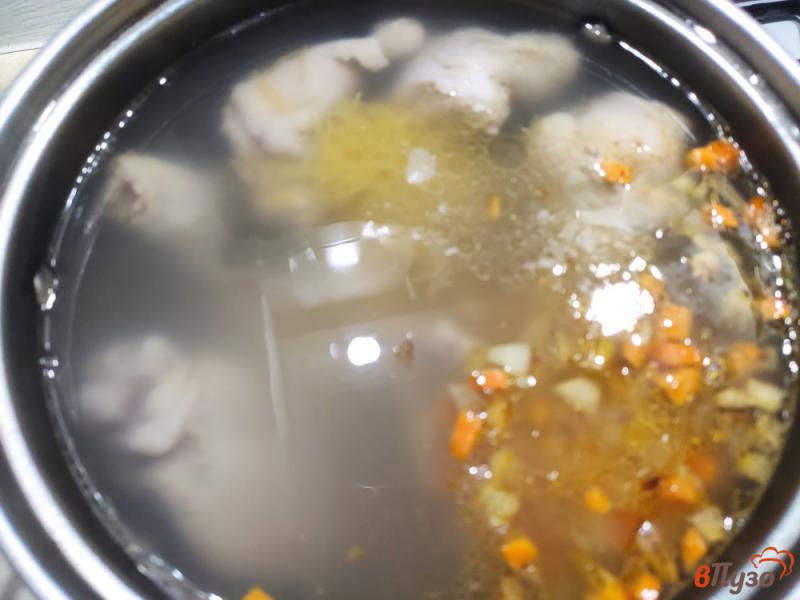 Фото приготовление рецепта: Суп с курицей и вермишелью шаг №5