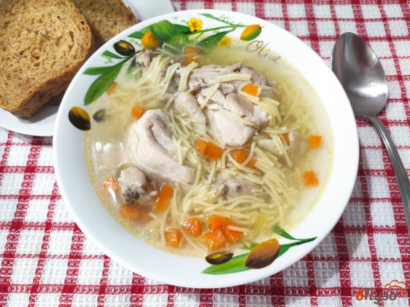 Фото приготовление рецепта: Суп с курицей и вермишелью шаг №7