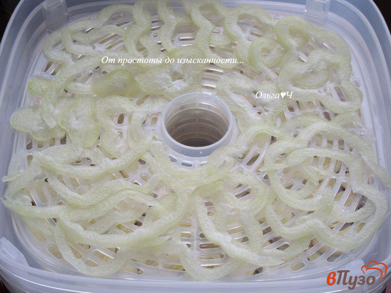 Фото приготовление рецепта: Сушеные овощи и чипсы из кабачка шаг №5