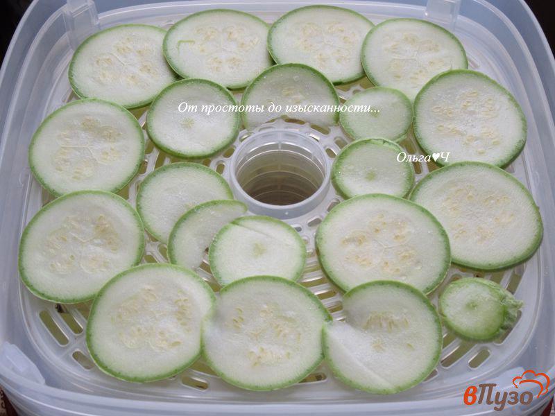 Фото приготовление рецепта: Сушеные овощи и чипсы из кабачка шаг №6