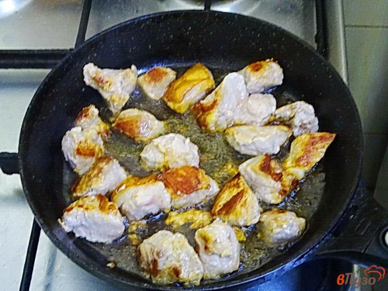Фото приготовление рецепта: Свинина в остром томатном соусе шаг №3