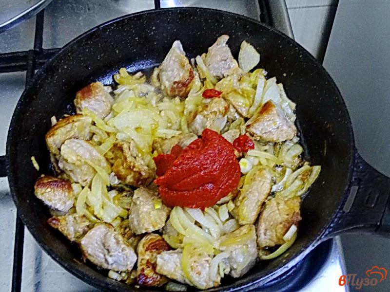 Фото приготовление рецепта: Свинина в остром томатном соусе шаг №6