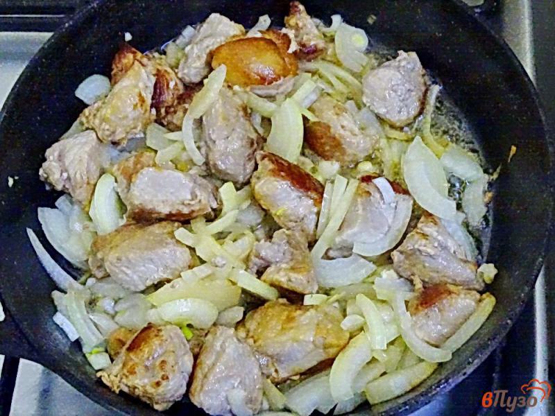 Фото приготовление рецепта: Свинина в остром томатном соусе шаг №4