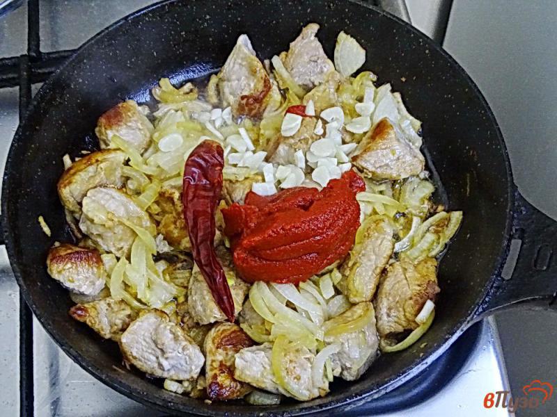 Фото приготовление рецепта: Свинина в остром томатном соусе шаг №7