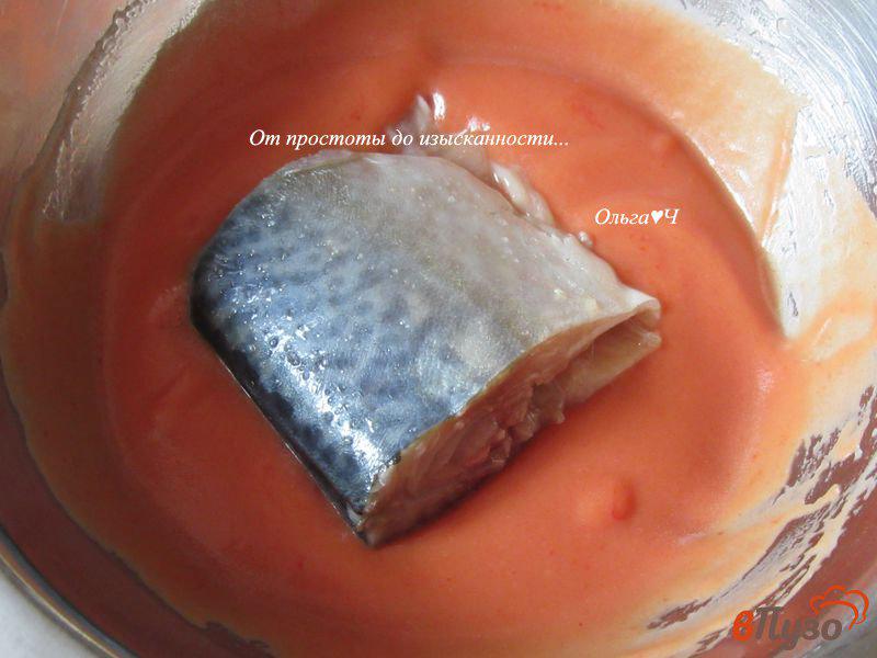 Фото приготовление рецепта: Скумбрия в коралловом соусе на луково-кабачковой подушке шаг №4
