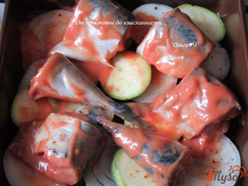 Фото приготовление рецепта: Скумбрия в коралловом соусе на луково-кабачковой подушке шаг №5