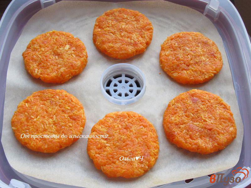 Фото приготовление рецепта: Морковно-кокосовое печенье и морковные чипсы шаг №4